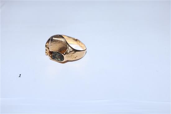 A Finnish Bjorn Weckstrom for Lapponia 750 yellow metal and unpolished tourmaline set dress ring, size G.